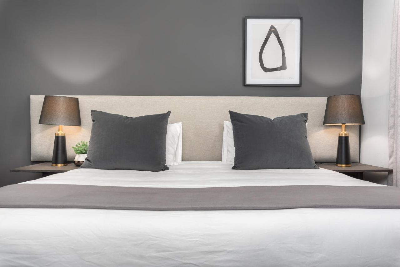 One Calais Luxury Apartment *