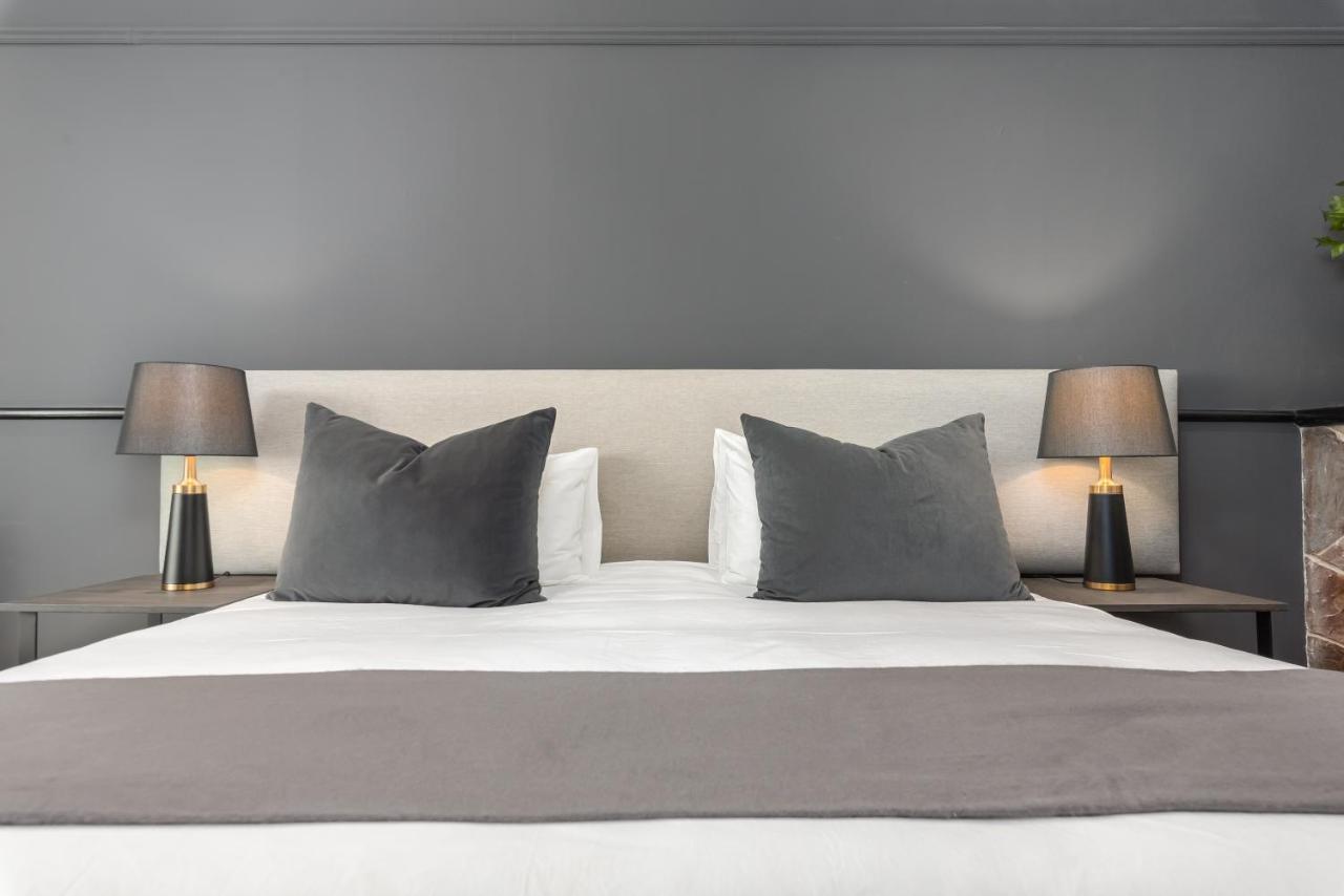 One Calais Luxury Apartment
